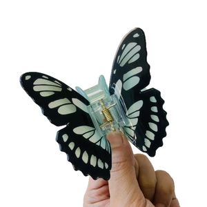 Pinza per capelli a farfalla 3D con motivi floreali neri e verdi per uno stile elegante