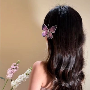 Detailansicht einer lila Farbverlauf Schmetterling Haarspange mit Strass und langen Quasten