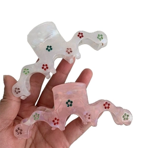 Pinces à cheveux en acétate avec fleurs strass en blanc perle et rose ondulé