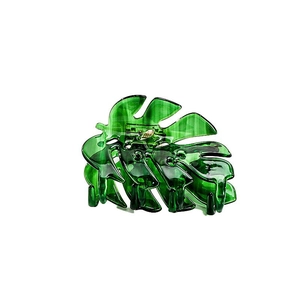 Dettaglio della molletta per capelli a foglia di monstera verde in acetato traslucido e oro