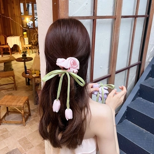 Chouchou tulipe avec fleur en tissu rose et longs rubans en velours vert pour cheveux