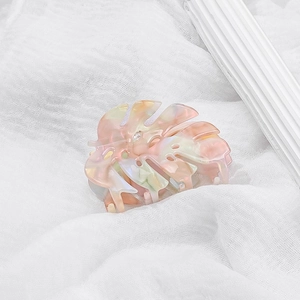 Elegante pinza per capelli in acetato a forma di foglia con motivo marmorizzato rosa e verde