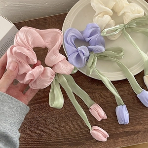 Chouchous tulipe avec longs rubans et breloques florales en rose, violet et blanc