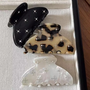 Set di mollette per capelli in acetato con strass a stella in nero e stampa leopardata