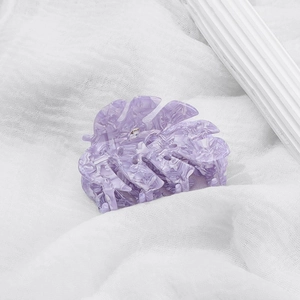 Dettaglio della pinza per capelli in acetato viola marmorizzato a forma di foglia