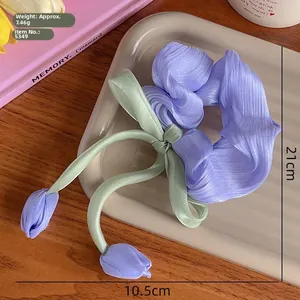 Vue détaillée du chouchou tulipe avec dimensions sur un plateau de couleur crème