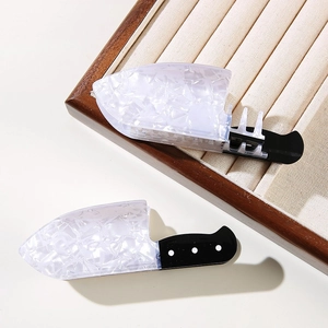 Neuheit Hackmesser Form Haarkralle PVC Handgefertigt Schwarz Weiß Kontrast Farbe Kreative Lustige Haarschmuck Für Damen