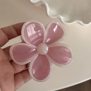 Makroaufnahme einer hochwertigen Blumen-Haarklammer in zartem Rosa und Creme-Weiß