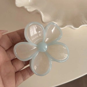 Nahaufnahme einer hellblauen Blumen-Haarklammer mit transparenten Blütenblättern