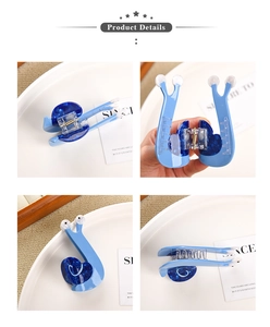 Dettaglio di un fermaglio per capelli in acetato blu a forma di lumaca con molla in metallo