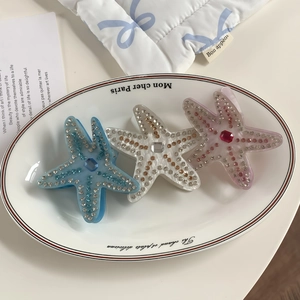 Pince à cheveux étoile de mer en acétate avec strass en bleu, blanc et rose style marin