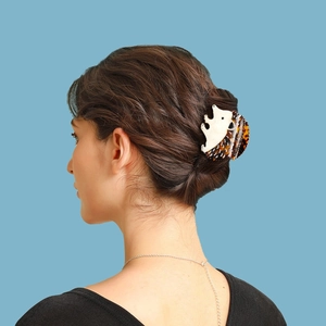Hedgehog-shaped acetate hair claw clip for women in beige and tortoiseshell finish