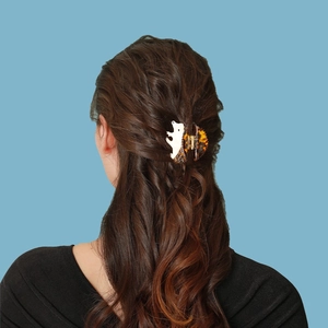 Creative hedgehog acetate hair claw clip with tortoise pattern on wavy brunette hair