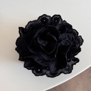 Pince à cheveux avec fleur en dentelle noire élégante, design de rose à plusieurs couches