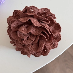 Pince à cheveux fleur en dentelle marron foncé avec broderie pour un look doux