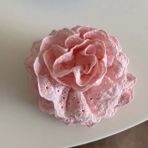 Pince à cheveux fleur rose en dentelle avec broderie délicate et couches volantées