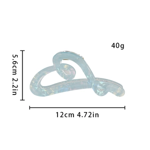 Détail montrant les dimensions de la pince à cheveux cœur bleu clair irisé