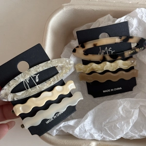 Lot de trois barrettes élégantes en acétate avec motifs tortue et marbre chic