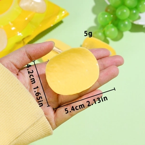 Detailed view of potato chip hair clip showing dimensions of 5.4cm by 4.2cm and 5g weight