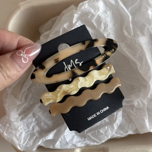 Lot de trois barrettes en acétate avec motifs à écailles et textures marbrées