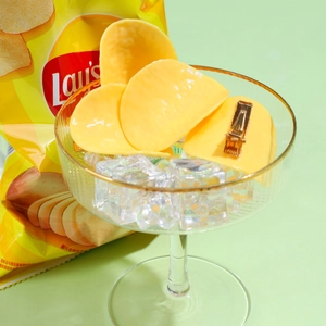 Creative realistic potato chip hair clip in a glass with ice cubes, yellow food shape