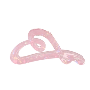 Pince à cheveux en forme de cœur rose avec finition irisée translucide