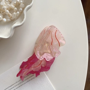 Detailansicht der rosa Quallen Haarklammer mit schillerndem Acetat-Finish