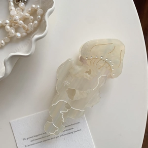 Detail der Quallen-Haarklammer aus Acetat mit Goldmustern und perlmuttartigem Glanz