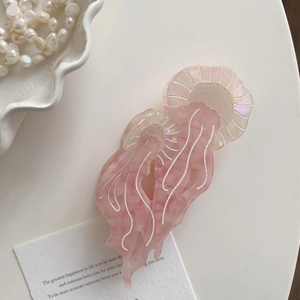 Detailansicht der Haarspange in Quallenform aus rosa Acetat mit maritimer Dekoration