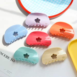 Lot de six pinces à cheveux macaron en résine avec motif fleur sur plateaux à carreaux
