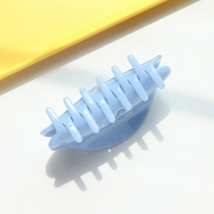 Détail macro d'une pince à cheveux bleu clair à 14 dents avec un design lisse imbriqué