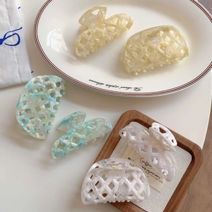 Elegante Haarklammern im Waffel-Design aus Acetat in Creme- und Marmorfarben