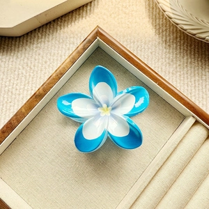 Haarklammer mit blau-weißer Plumeria-Blüte und glänzendem Finish für elegante Frisuren