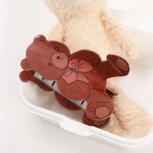 Détail de la grande pince à cheveux ours en peluche marron avec un petit nœud rose