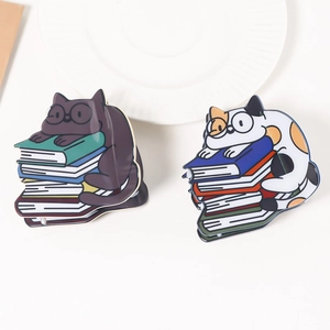 Duo aus niedlichen Cartoon-Katzen-Haarklammern mit Kätzchen, die auf Büchern lesen