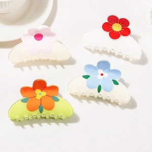 Lot de quatre pinces à cheveux à fleurs pastel pour un coiffage élégant