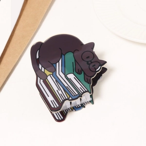 Dettaglio della molletta per capelli gatto nero su libri in acetato di alta qualità