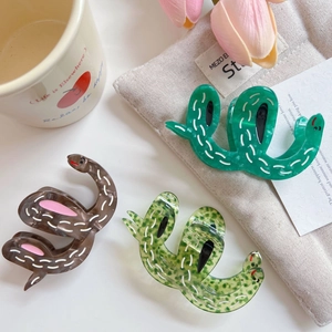 Snake shape acetate hair claw clips in green and brown colors for women hairstyles