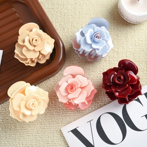 Vue détaillée de dessus de pinces à cheveux rose 3D en cinq couleurs élégantes variées