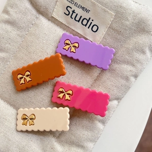 Lot de quatre barrettes à cheveux carrées ondulées colorées avec nœuds dorés en résine