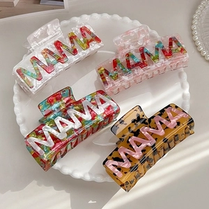 Lot de quatre grandes pinces à cheveux MAMA aux motifs de nacre et écaille de tortue