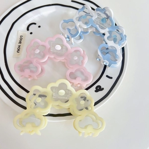 Lot de pinces à cheveux fleurs pastel en rose, bleu et jaune pour un coiffage élégant