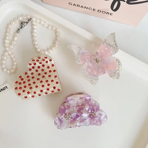 Lot de trois pinces à cheveux en acétate avec cœur en strass et motifs papillon