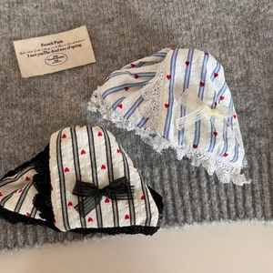 Pince à cheveux cœur rayée avec dentelle et nœud papillon de style shark pour femme
