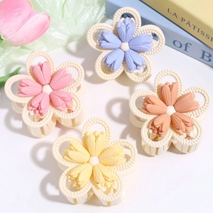 Matte Blumen-Haarklammern in Pastellfarben mit hohler Spitzenstruktur für feines Styling