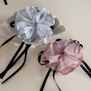 Elegante molletta per capelli a fiore in organza con lungo fiocco blu e rosa