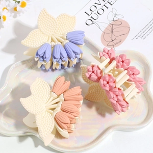 Set de tres pinzas para el cabello con tulipanes en color lila y rosa suave