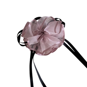 Pinza per capelli con fiore in rete rosa e nastri di raso neri per acconciature eleganti