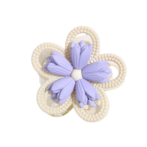 Blumen Haarklammer mit lila und weißen Blütenblättern in mattierter Textur