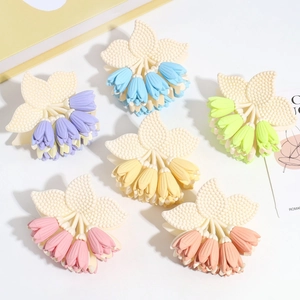 Elegantes pinzas para el cabello de tulipán mate en seis colores sobre fondo minimalista